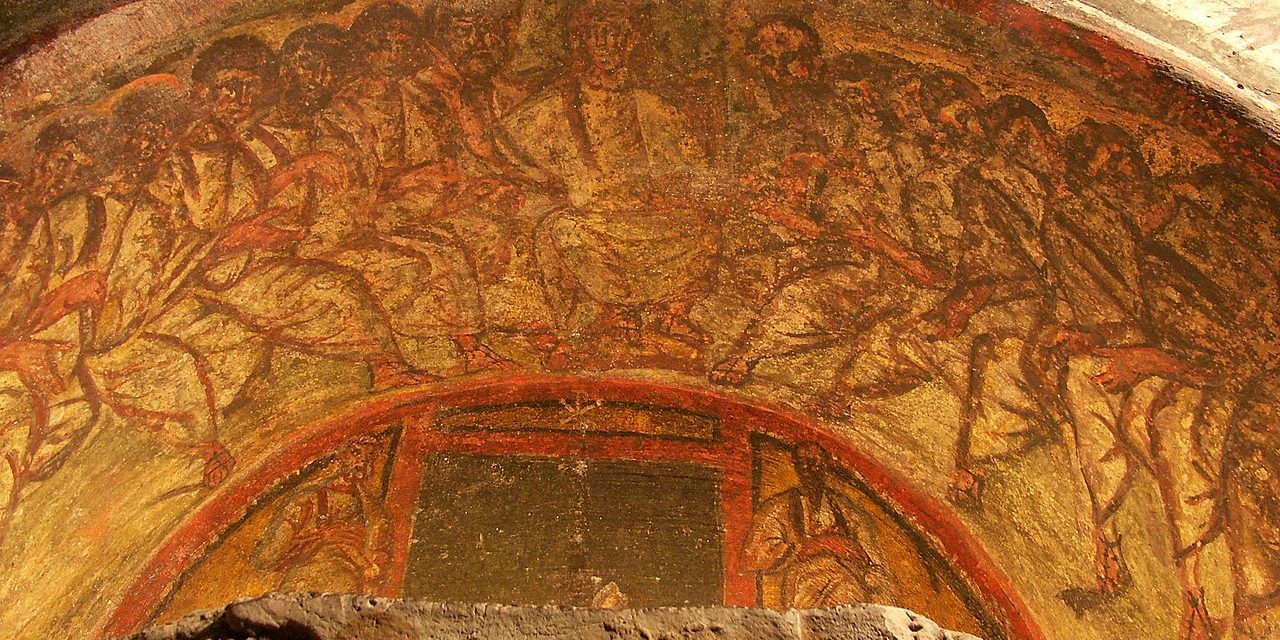 1280px-Rom,_Domitilla-Katakomben,_Fresko__Christus_und_die_12_Apostel__und_Christussymbol__Chi_Rho__1