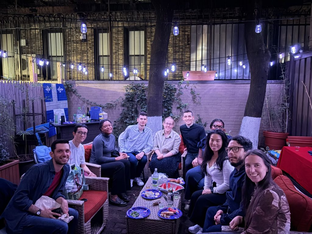 Une soirée canadienne pour clôturer l’année des jeunes adultes francophones | A Canadian Evening to Close Out the Year for the Francophone Young Adults